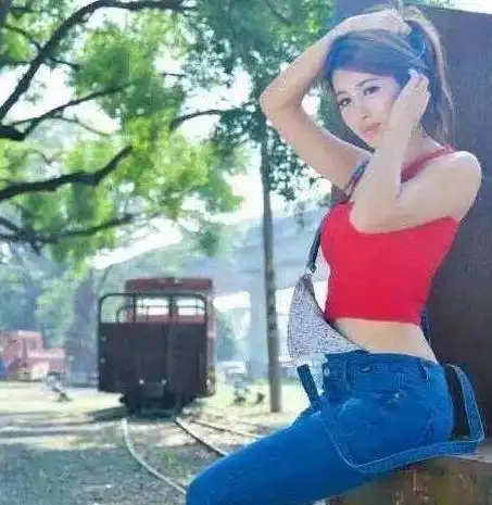 气质百搭的牛仔裤美女,青春靓丽,无论走到哪都是焦点