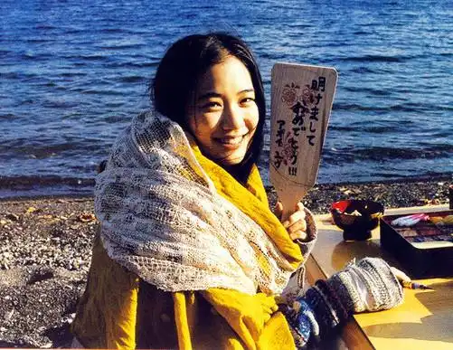 文艺范女生头像看书