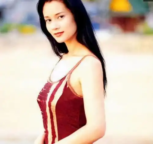 一代艳星瘦成纸片人,大佬死后,沦为清洁工