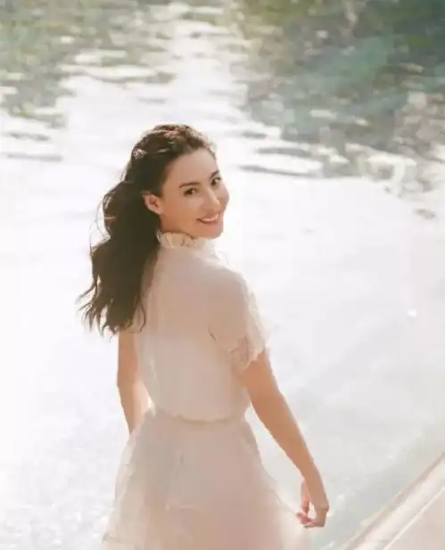 39岁张柏芝美照惊艳,一身白色裙装仙气飘飘,美成少女
