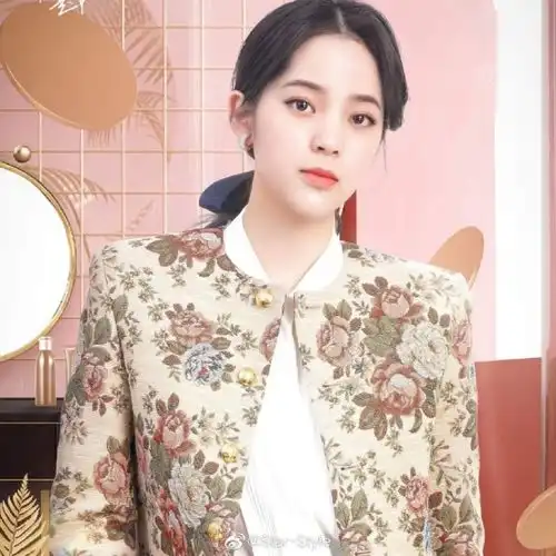 欧阳娜娜真是越来越成熟了复古风的叠穿方式,尽显清新与女人味