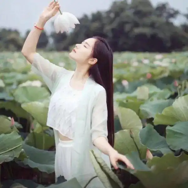 拍照总是不自然,有什么简单又上镜的拍照姿势