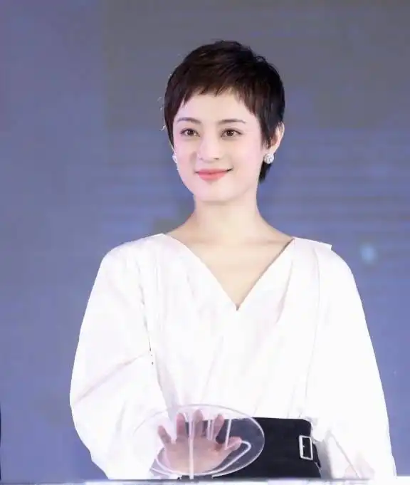 孙俪长发造型知性温婉,加上碎花裙穿搭,女神形象太养眼了