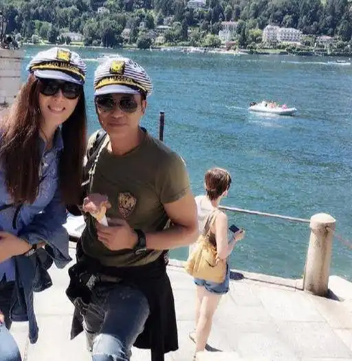 64岁任达华全家近照,小12岁妻子是名模,女儿美艳动人