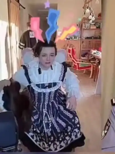 民警与网红直播pk,网红吓出一身冷汗,男扮女装的甚至跪下了