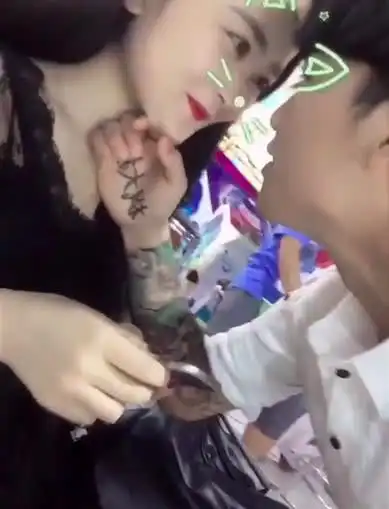 网红男子凭长得帅到处勾搭亲吻美女,女子无一拒绝,甚至投怀送抱