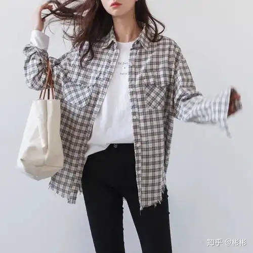 女生灰白格子衬衫怎么搭配裙子