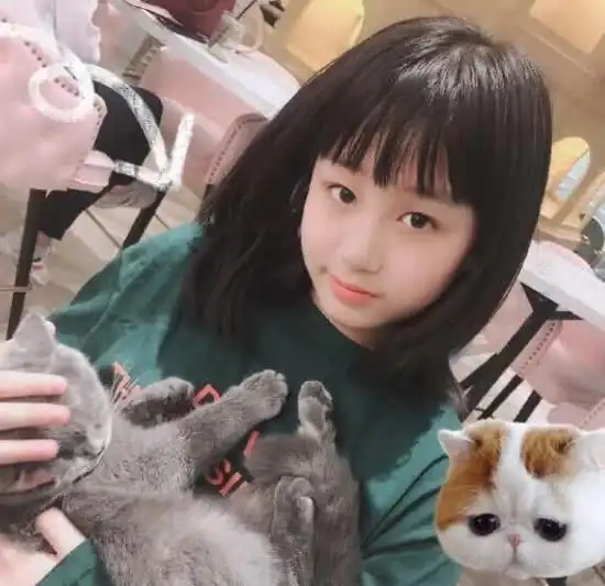 吴启华12岁女儿近照曝光,涂口红自拍滤镜开的像网红,长相好清秀