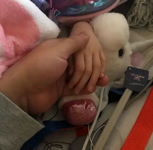 7岁女孩在诊所拔牙时突然心脏骤停遗憾离世,父母崩溃难以接受