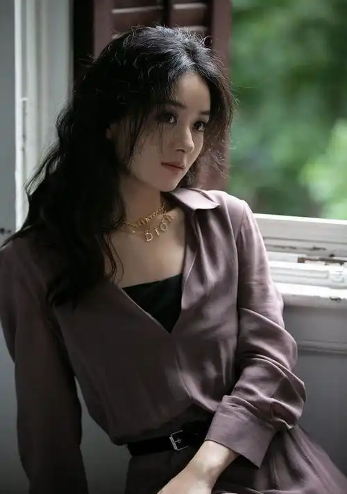赵丽颖慵懒风大片上线文艺少女小赵,气质和时尚感是开挂了吧