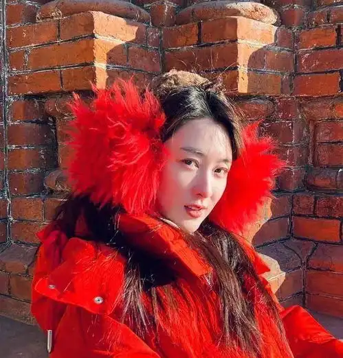 女人味十足41岁马苏晒生日写真照穿深v修身连衣裙秀丰韵曲线