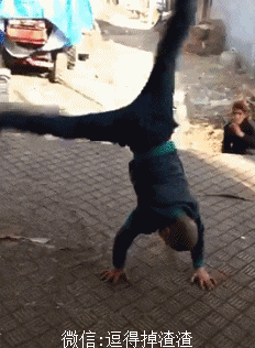 搞笑gif段子女子为了表达对男友的爱,为男友做了一件很漂亮的毛衣