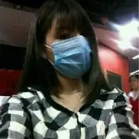 找两张黑白的戴口罩的情侣头像