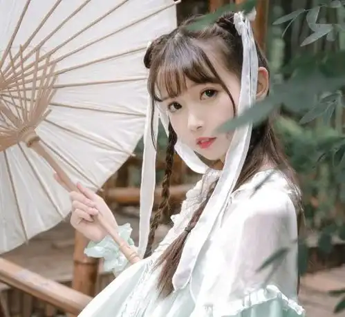 黑发女生气质头像小蓝花