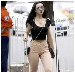 女生白色简约头像时尚街