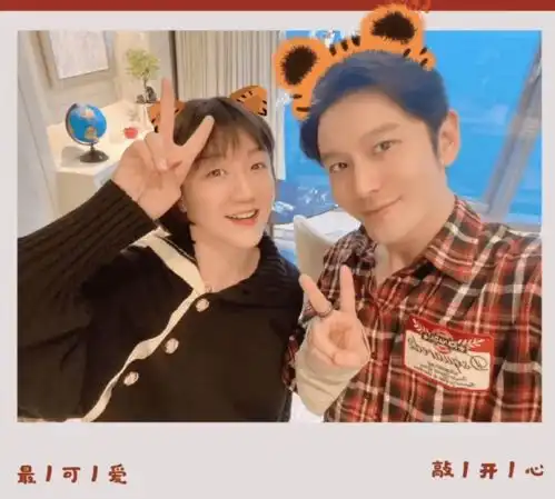 黄晓明剧组过年大方给工作人员和蒋欣发红包,表妹晒新年合照