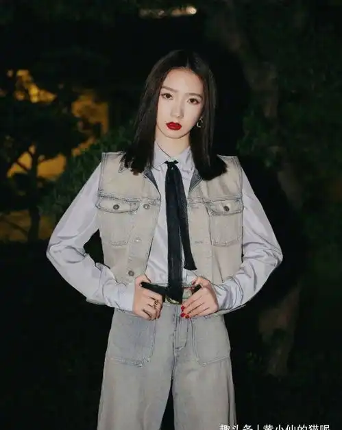 被孟美岐金发惊艳了,波浪卷发配红唇,但这衣品真是不敢恭维