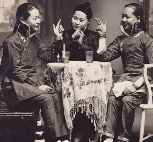 晚清女子老照片美丽端庄的旗人女子,满脸忧郁的待嫁新娘