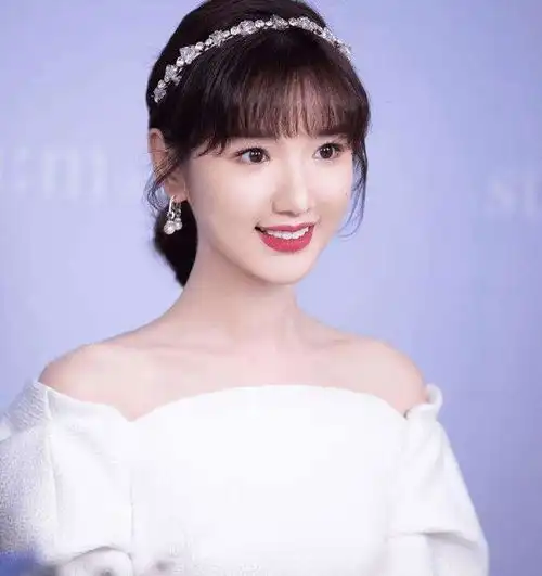 毛晓彤黑色星空连衣裙出镜,又美又飒,一枚可甜可盐的小姐姐