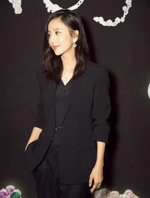 女人到了25,发型不要随便换,这4种发型正流行,显嫩又瘦脸