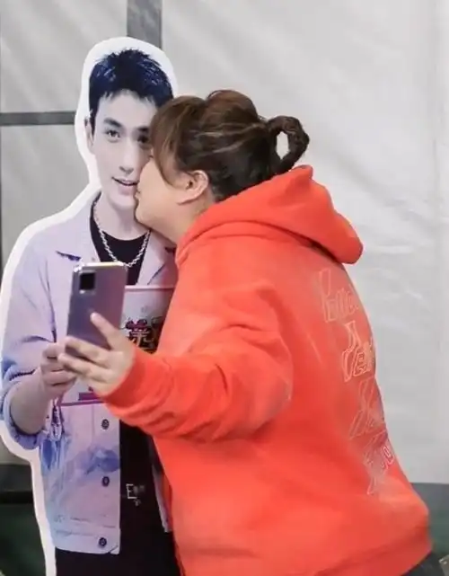 贾玲犯花痴,场面辣眼睛网友我滴妈呀
