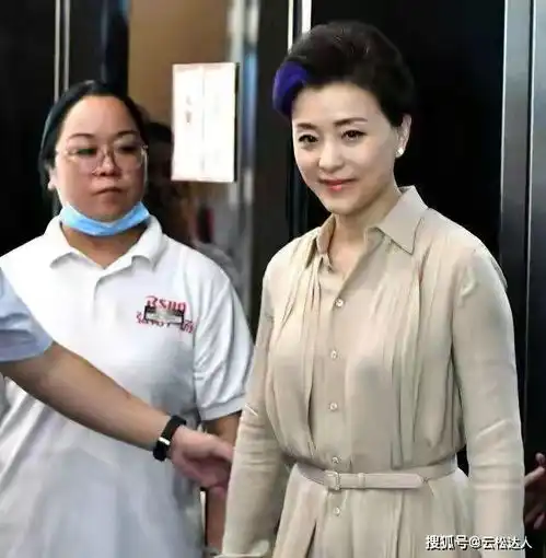 52岁杨澜罕亮相穿紧身裙还有少女曲线,身旁鲁豫瘦得撑不起衣服
