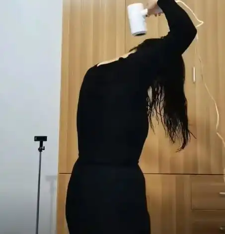 大龄剩男工地打工,遇到大自己10岁离异女,网友真是走大运了