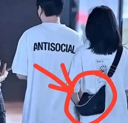 王思聪再与绯闻女友连麦被对方备注为少女王
