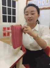 爆笑gif图妹子,你这样就很尴尬了
