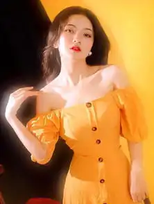 漂亮的女孩,她迷人的眼神杀伤力太强大