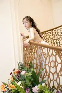 秦岚穿蓬蓬婚纱裙亮相甜笑比心梦幻优雅