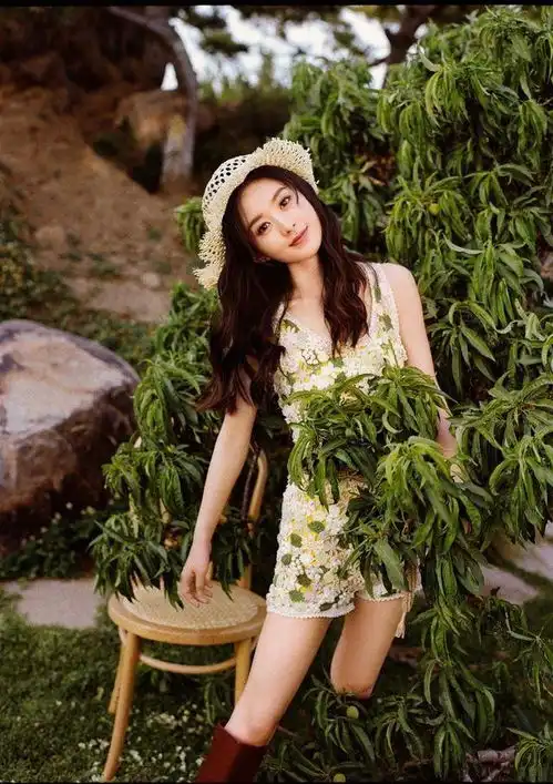 赵丽颖夏日大片太清凉,依旧少女感满满,编织草帽尽显清新范