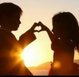 请问哪位网友,有和这个图片类似的,也是一个男孩一个女孩,在夕阳下牵手的背影图片,求答案