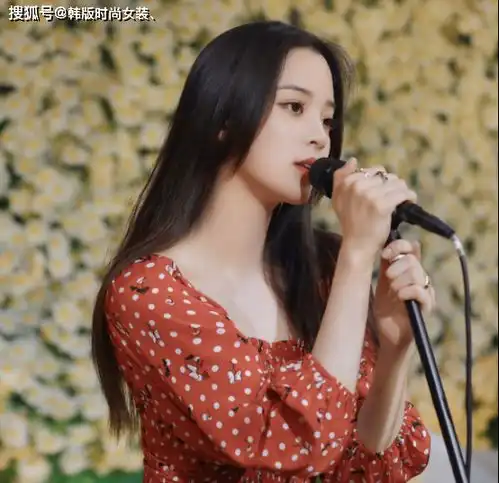 欧阳娜娜的小淑女穿搭真是时髦搭配牛仔裤,尽显休闲与舒适风格
