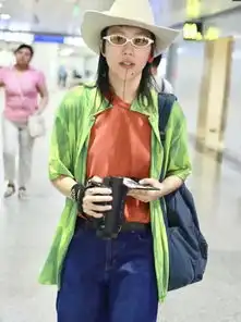 窦靖童终于留长发,可她穿印花衬衫牛仔阔腿裤,依旧没有女人味