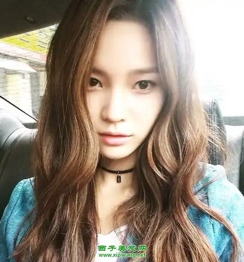 2017年圆脸少女卷发发型图片