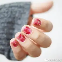 手白女生的福利清新的干花美甲