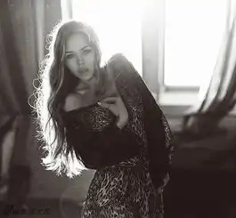 美艳尤物黑白光影中展完美女性曲线