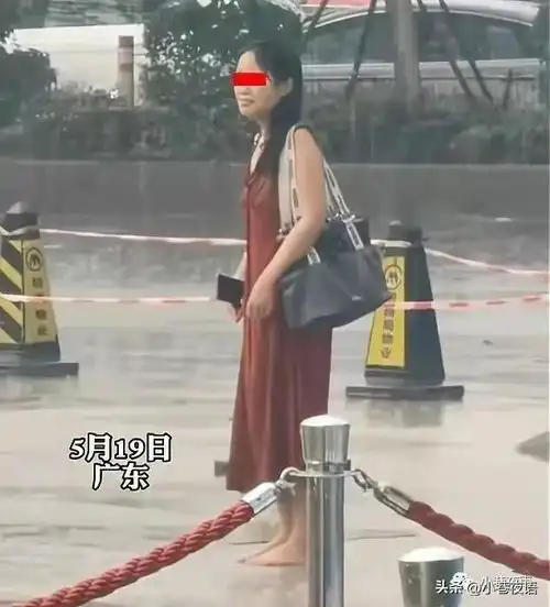 广东一女子遭丈夫赶出家门光脚独自哭泣,孩子的牵挂让人心酸