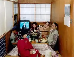 日本美女摄影师大胆前卫公众浴盆玩自拍