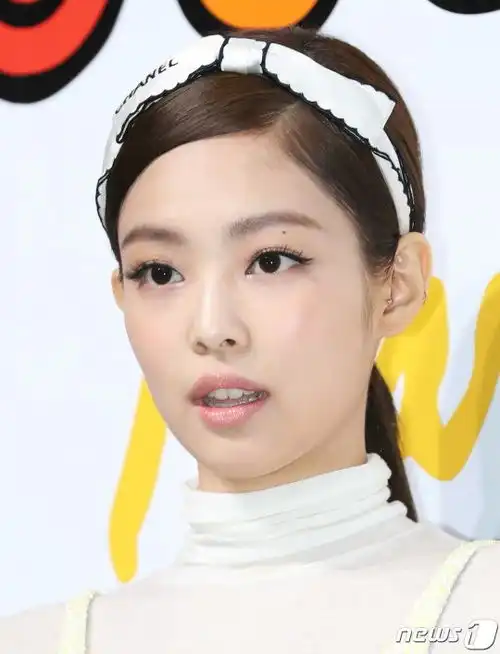 jennie蜜桃妆清纯元气惹人爱红唇烟熏裸妆各式妆容轻松驾驭你最爱哪款韩国频道人民网