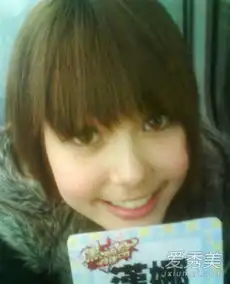 周杰伦妻子昆凌14岁旧照嘬奶嘴卖萌