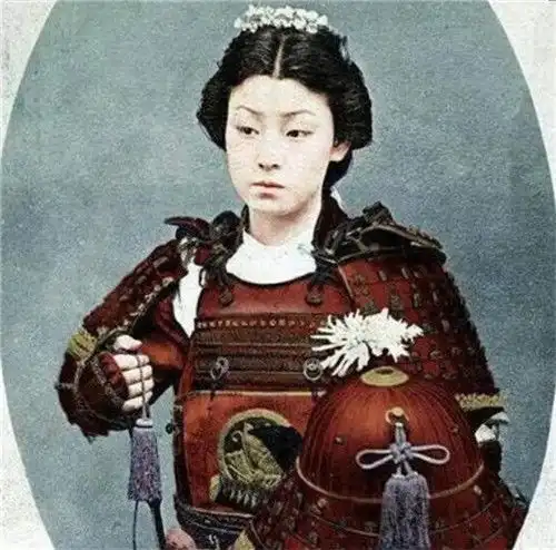 百年前日本武士平均身高1米6,面露凶光,女武士像极一现代女星