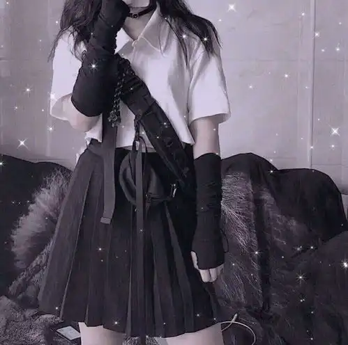 微丧不露脸真人女生头像我抱起一块石头,心里的孤独轻了许多