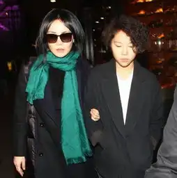 窦靖童当歌手拒签谢霆锋签约王菲经纪人