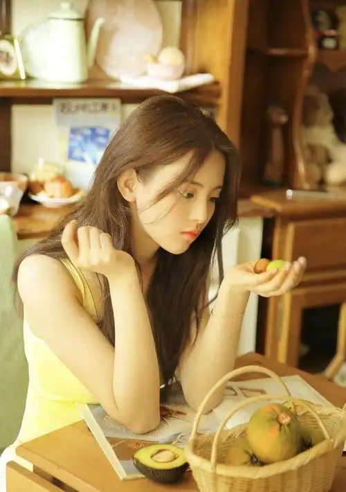 杨超越罕见纯欲风写真,不仅颜值拉满,身材也充满少女感