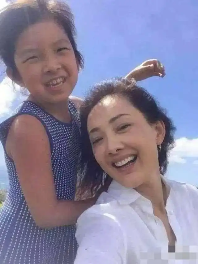 梅婷快三岁的儿子长得越来越好看了,而牛莉的女儿也变漂亮了不少