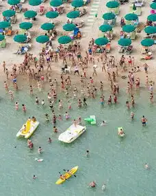 航拍镜头下的小人国阳光沙滩遮阳伞