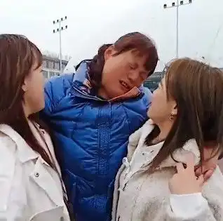 女子刷视频刷到疑似失散双胞胎姐妹见面一刻养母抱两人痛哭