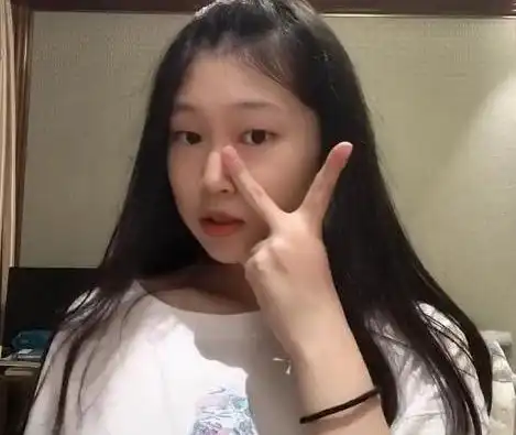 曾被全网嘲最丑星二代,如今14岁的她终于逆袭,堪称整容式长大